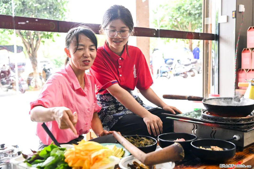 全网追的“扁担女孩”，找了一份暑假工，时薪12元 - 赤峰生活资讯 - 赤峰28生活网 chifeng.28life.com
