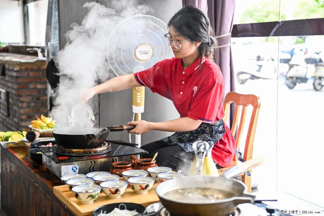 全网追的“扁担女孩”，找了一份暑假工，时薪12元 - 赤峰生活资讯 - 赤峰28生活网 chifeng.28life.com